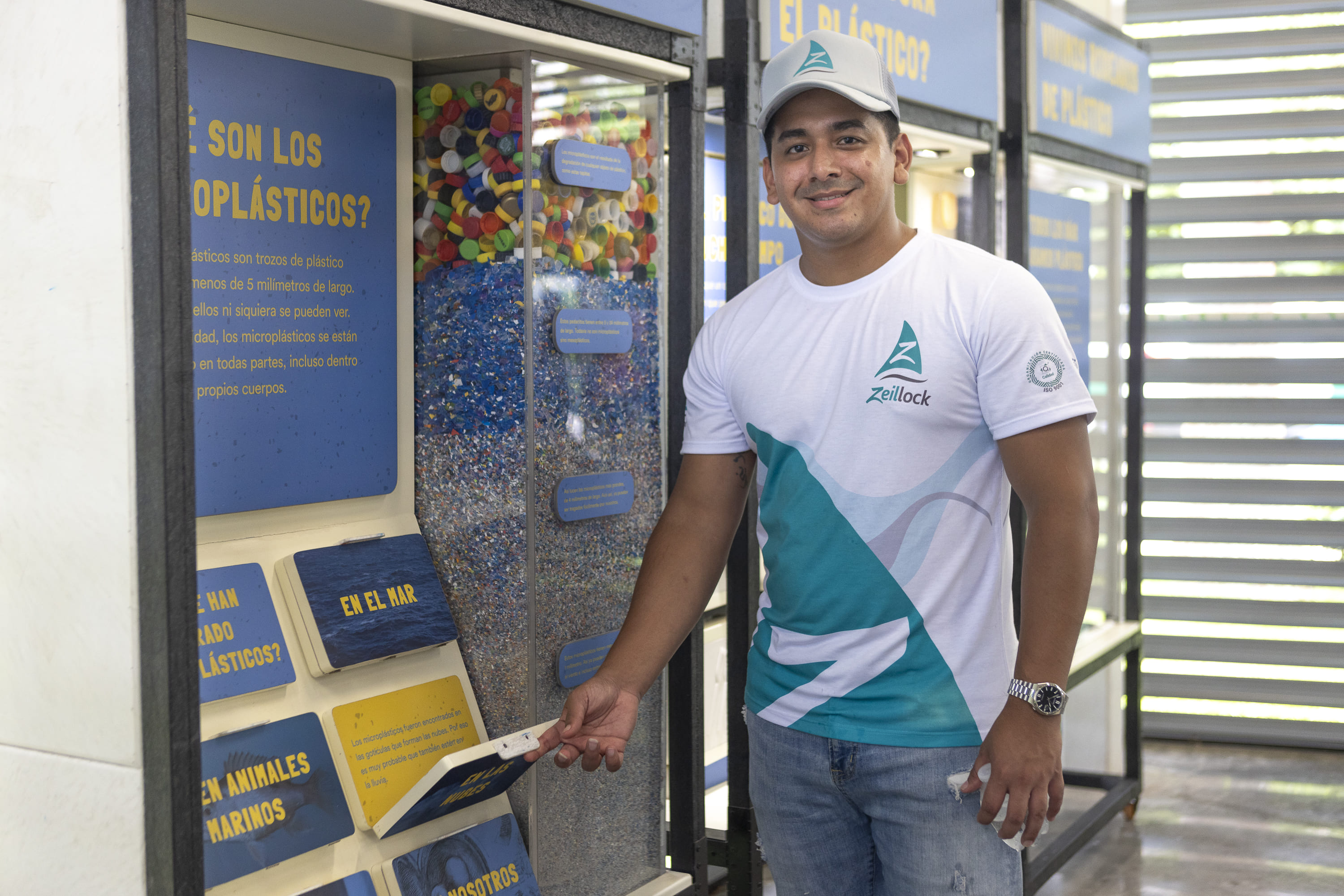 Persona dando testimonio